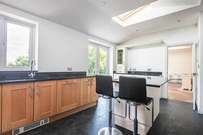 4 bed Detached for sale Image 10