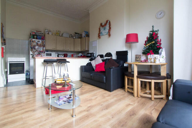 4 bed House to rent Image 9