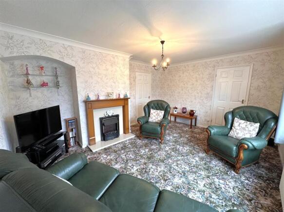 Spacious Lounge 285