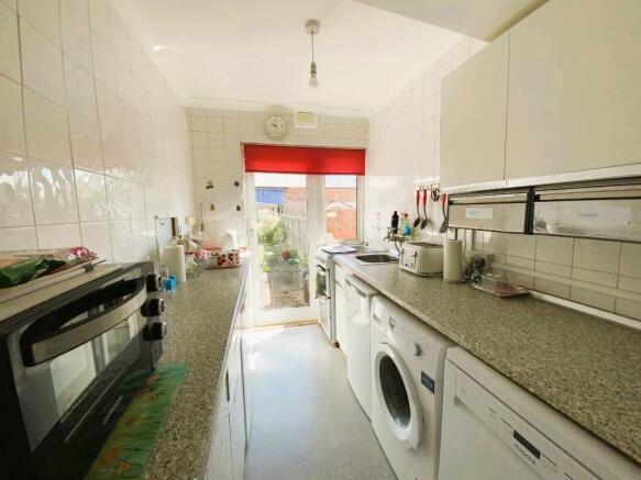 KITCHEN 9'9 x 6'3