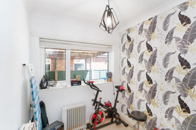 3 bed Semi-Detached Bungalow to rent Image 9