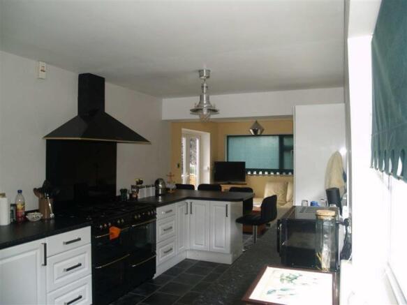 KITCHEN/DINING ROOM