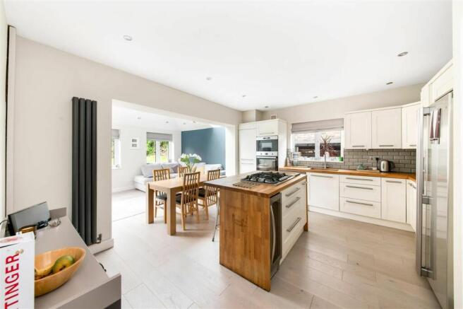 OPEN-PLAN DINING KITCHEN AND GARDEN ROOM