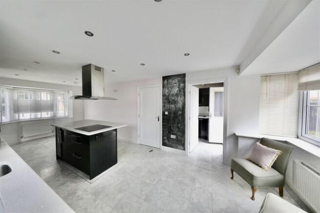 5 bed Detached for sale Image 7