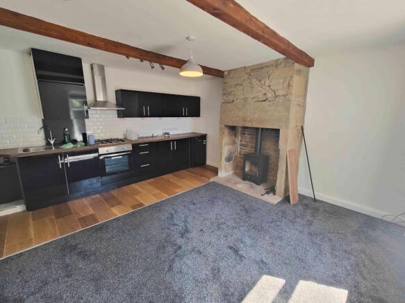 2 bed End of Terrace to rent Image 2