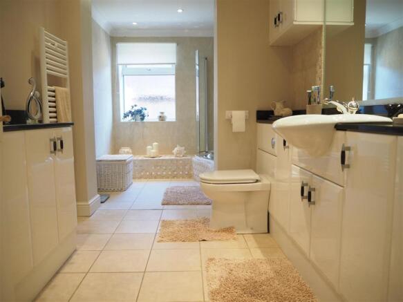 Spacious Modern Bathroom 755