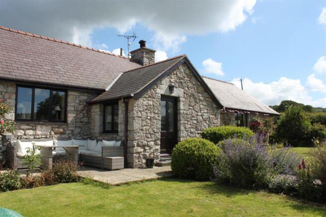 creuddyn barn front to left.JPG