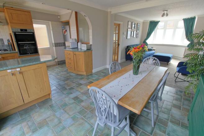 OPEN PLAN LIVING AREA