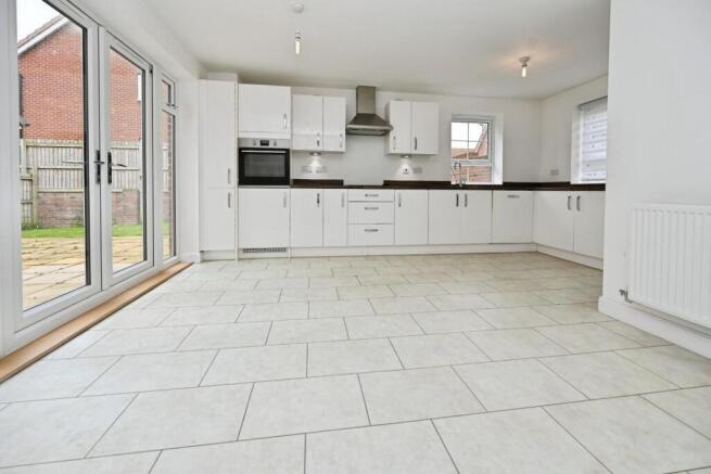 4 bed Detached to rent Image 5