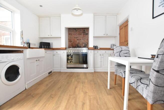 KITCHEN 02.jpg