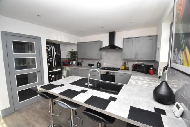 Fitted Kitchen/Breakfast/Dining Room