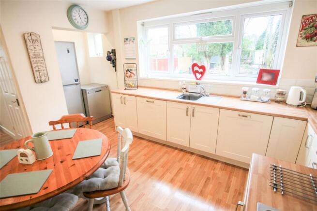 FITTED KITCHEN / DINER