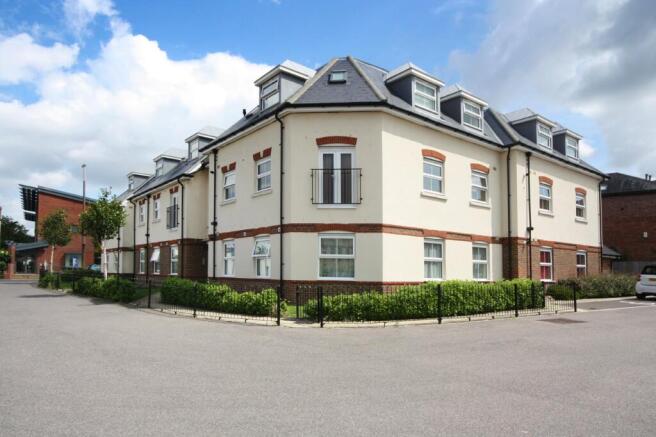 2-bed flat on Jarratt Court, Brighton Road, Horsham, £230,000