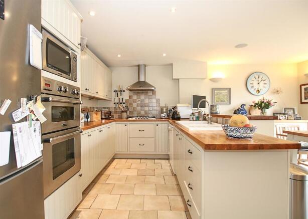 Kitchen2.jpg