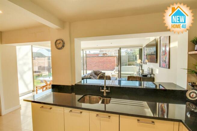 KITCHEN/ DINING:
