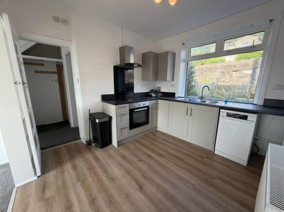 3 bed Terraced to rent Image 4