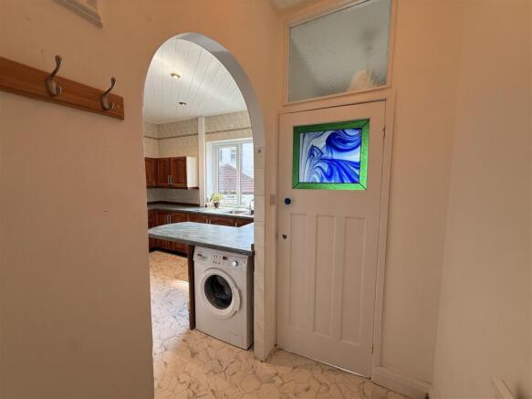 4 bed Semi-Detached to rent Image 7