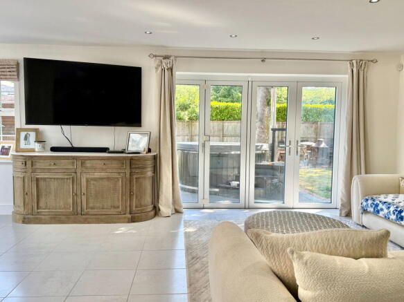 5 bed Detached for sale Image 9