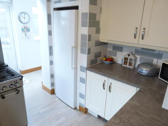 FITTED KITCHEN (IMAGE TWO)
