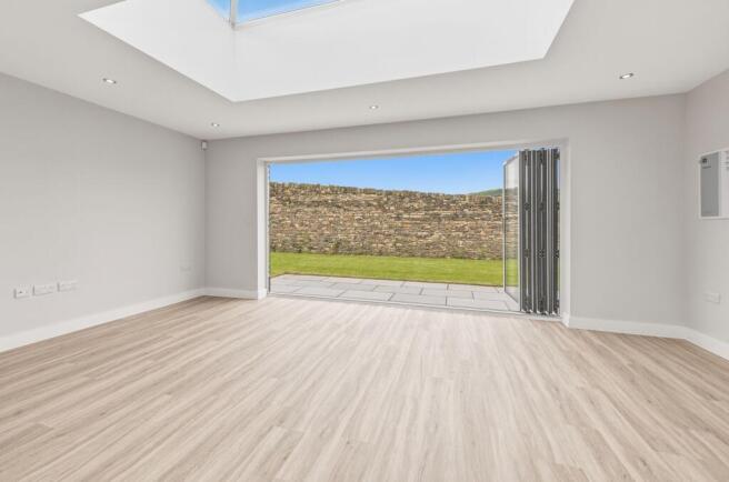 5 bed Detached for sale Image 7