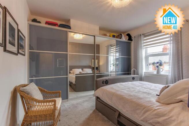 MAIN BEDROOM: