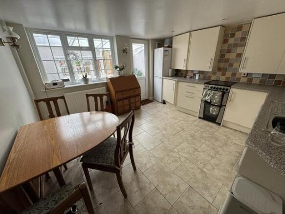 KITCHEN/DINING ROOM
