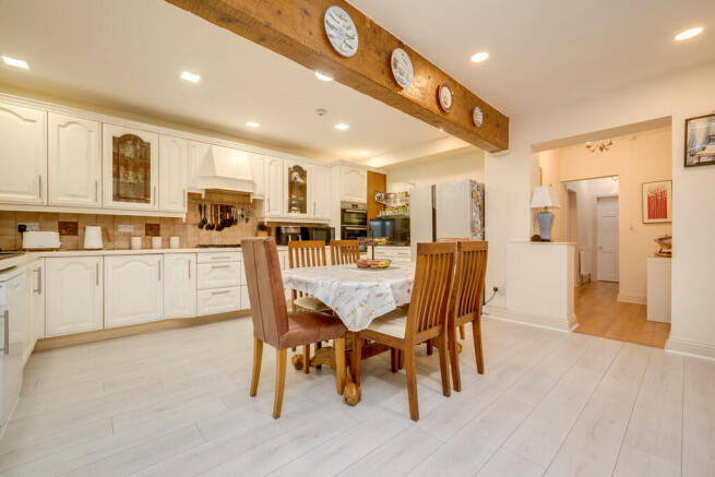 5 bed Detached for sale Image 4