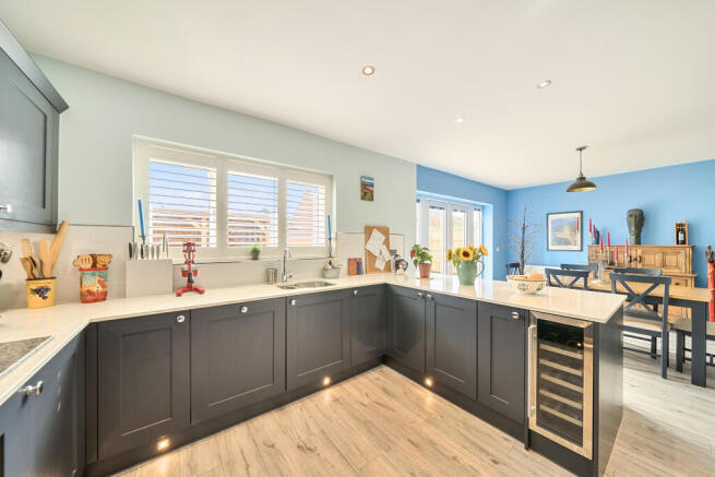 5 bed Detached for sale Image 6