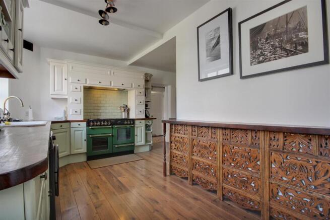 5 bed Town House for sale Image 6