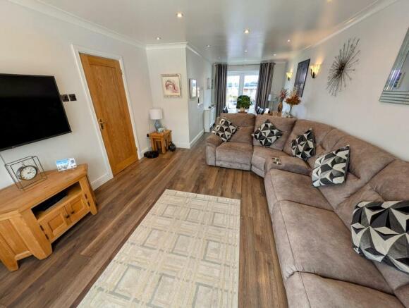 87 Dorset Way lounge 1.jpg