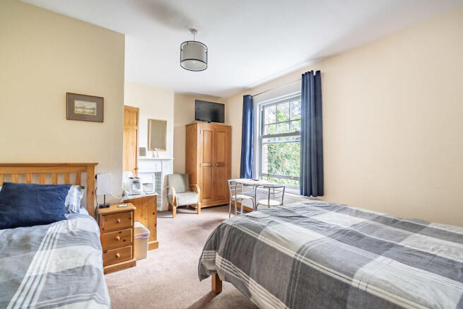 5 bed Detached for sale Image 11