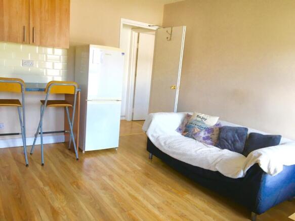6 bed Semi-Detached to rent Image 4