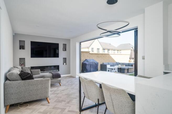 4 bed Detached for sale Image 8