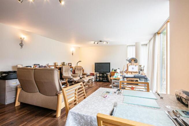 2 bed Apartment for sale Image 12