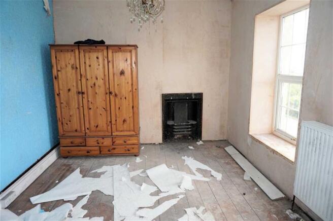 FRONT BEDROOM 1 :