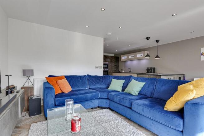 4 bed Semi-Detached for sale Image 12