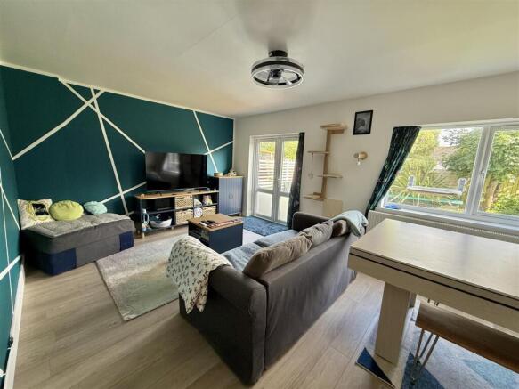 Living/Dining Room: