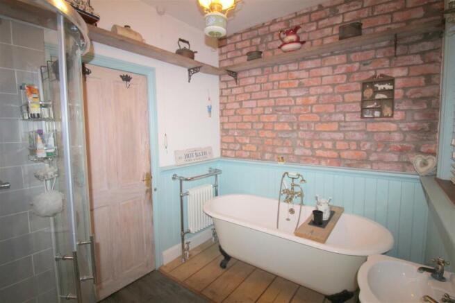 Lightburne Ave, 13 Bathroom 1.JPG