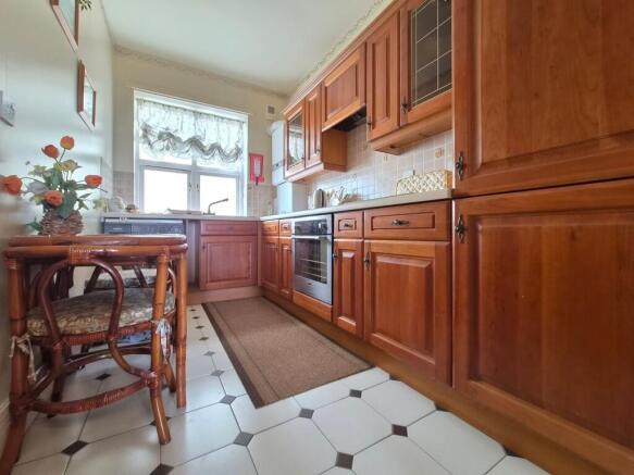 2 bed Flat for sale Image 6