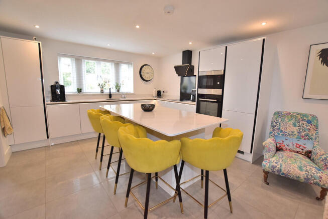 4 bed Detached for sale Image 7