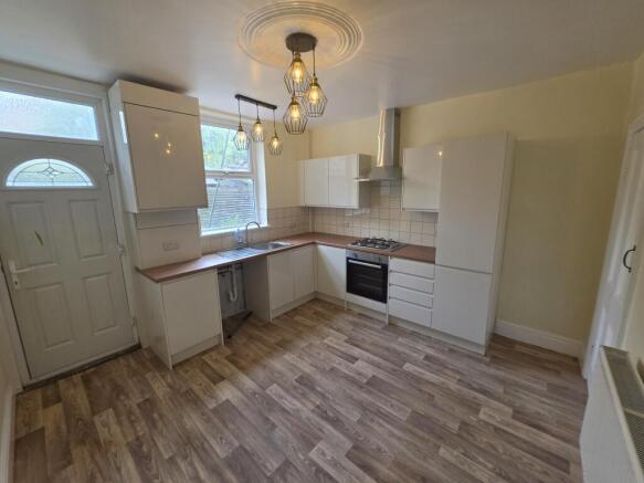3 bed Terraced to rent Image 5