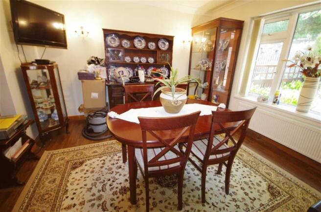 SPACIOUS LIVING KITCHEN