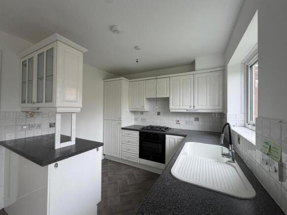 3 bed Semi-Detached to rent Image 4