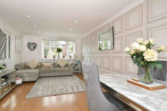 Lounge/Dining Area