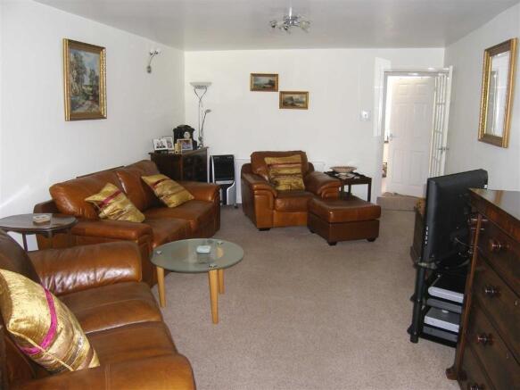 LOUNGE/DINING ROOM: