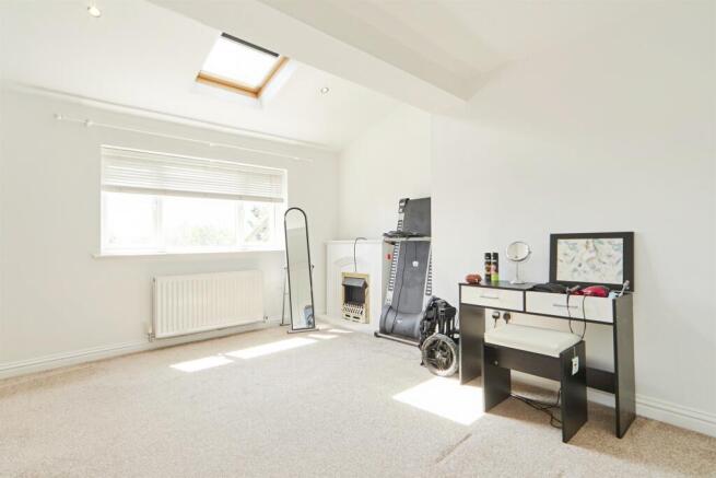 4 bed Detached for sale Image 11