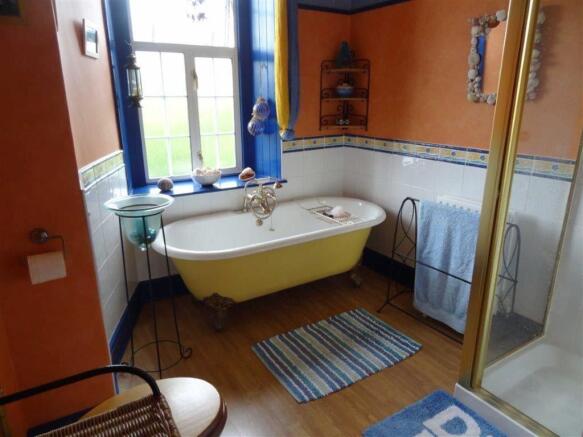 FAMILY BATHROOM