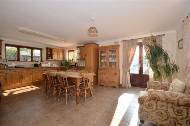 KITCHEN / DINING ROO