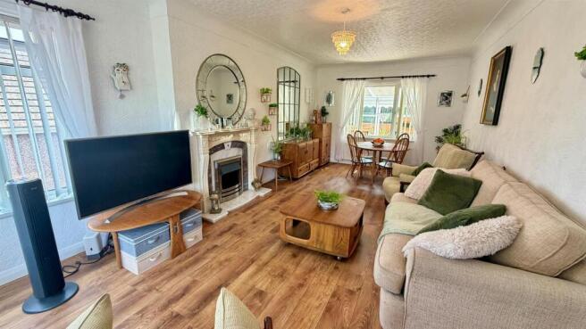 OPEN PLAN LOUNGE/DINING ROOM