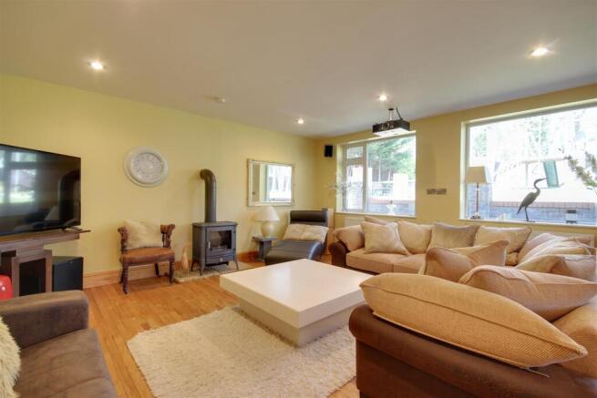 6 bed Detached for sale Image 8